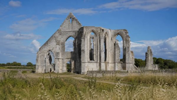 Visiter l'abbaye des Châteliers pour plonger dans son histoire